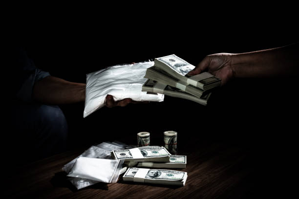 istock Hand out to send money to Drug dealing 660656604