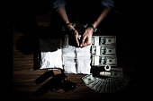 der-drogendealer-verhaftet-in-handschell