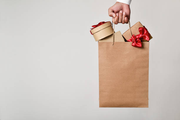 ギフト ボックスのショッピング バッグを持つ男 - christmas bag shopping bag gift ストックフォトと画像