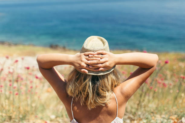 istock Women looking at sea 660673568