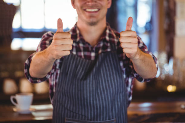 엄지손가락으로 웃는 웨이터 - waiter thumbs up restaurant cheerful 뉴스 사진 이미지