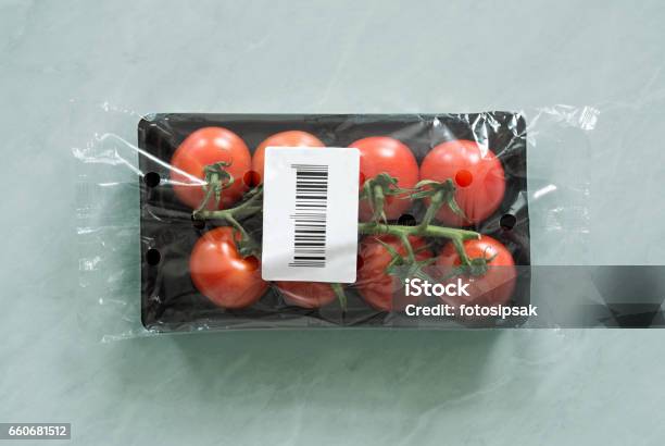 Tomate Orgánico Dentro Del Paquete Del Mercado Con La Etiqueta De Código De Barras Foto de stock y más banco de imágenes de Código de barras