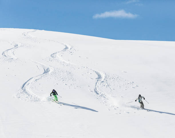 skifahren im pulverschnee - ski track stock-fotos und bilder