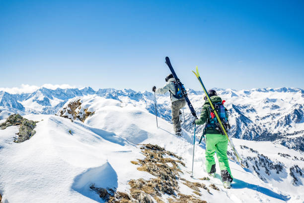 esquí en los pirineos de montaña - freeride fotografías e imágenes de stock