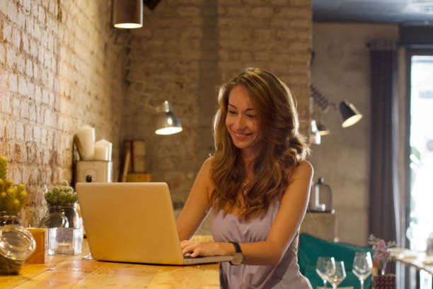 Young woman with computer Young woman in the restaurant using the computer tecnología inalámbrica stock pictures, royalty-free photos & images