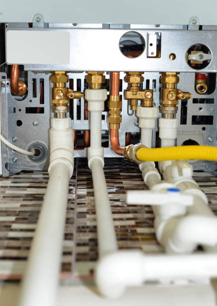 system grzewczy - plumber water heater boiler learning zdjęcia i obrazy z banku zdjęć