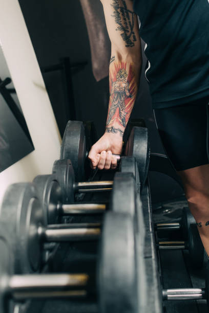 tempo de academia - weights men weight picking up - fotografias e filmes do acervo