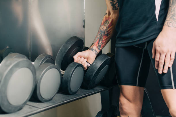 tempo de academia - weights men weight picking up - fotografias e filmes do acervo