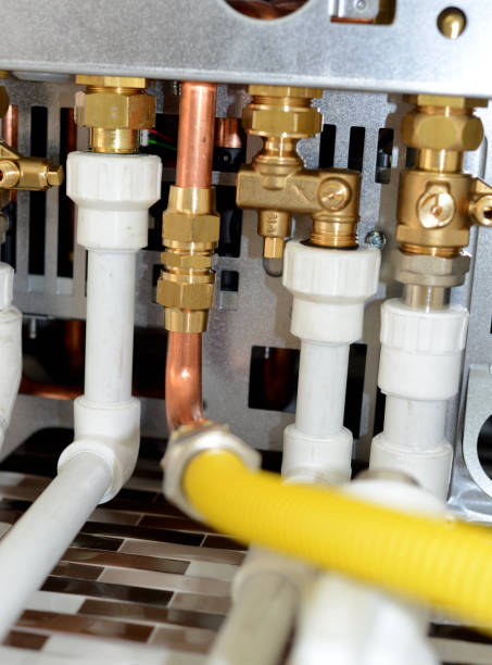 system grzewczy - plumber water heater boiler learning zdjęcia i obrazy z banku zdjęć