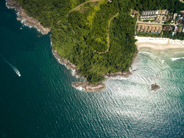 vue de dessus des roches dans une plage - sao sebastiao photos et images de collection