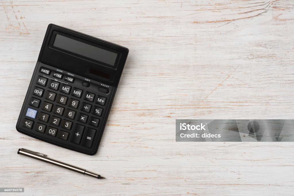 Lápiz de tinta y calculadora negra aislada sobre fondo de textura de madera - Foto de stock de Calculadora libre de derechos