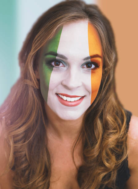 rosto de mulher com bandeira pintada da irlanda - republic of ireland flag human face irish culture - fotografias e filmes do acervo