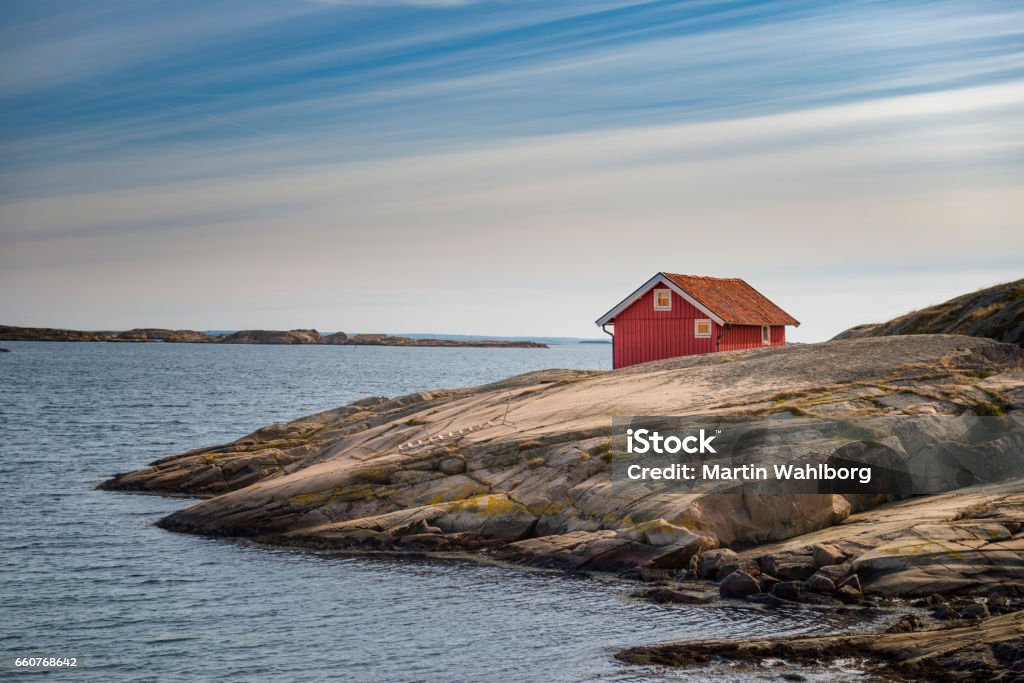 Cabana na costa oeste sueca - Foto de stock de Suécia royalty-free