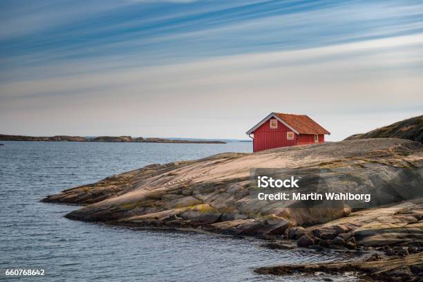 Foto de Cabana Na Costa Oeste Sueca e mais fotos de stock de Suécia - Suécia, Casa, Rocha