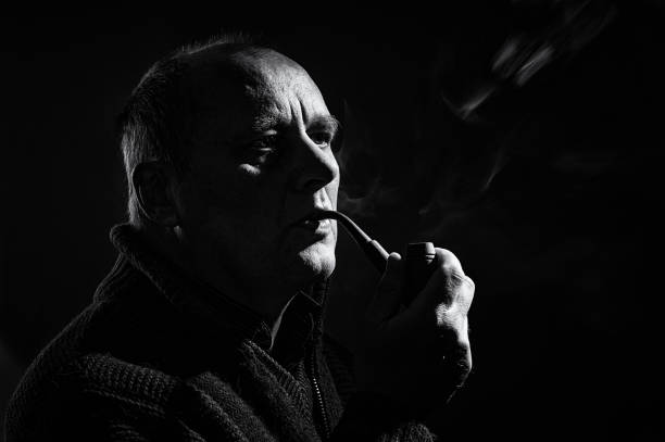 Blanco y negro retrato de un hombre caucásico con pipa de tabaco - foto de stock