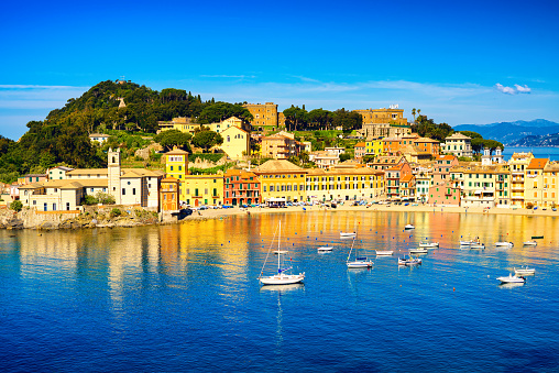 Sestri Levante, puerto de mar de la bahía del silencio y vista a la playa. Liguria, Italia photo