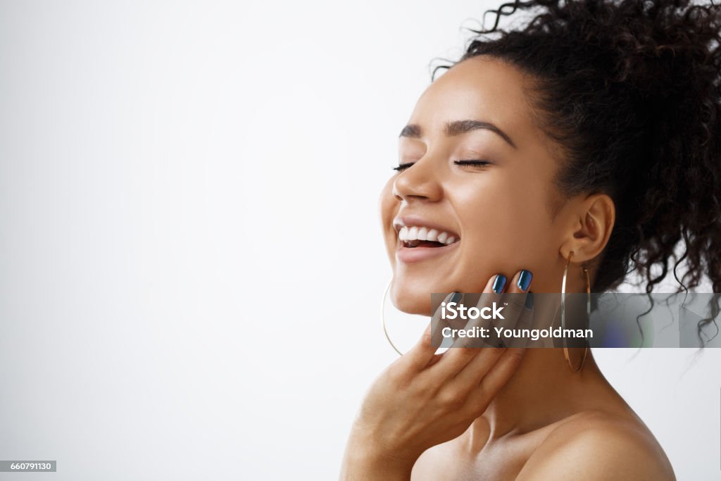 Retrato da beleza da Mulher jovem feliz - Foto de stock de Beleza royalty-free