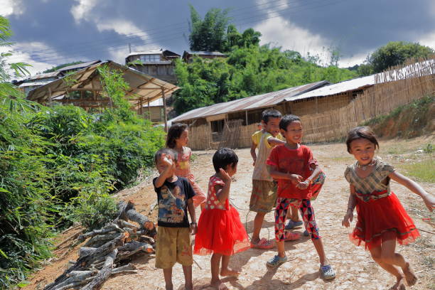дети прощаются с туристами-племени аха яер. провинция банхуайфуд-фонсали-лаос. 3735 - laos hut southeast asia shack стоковые фото и изображения