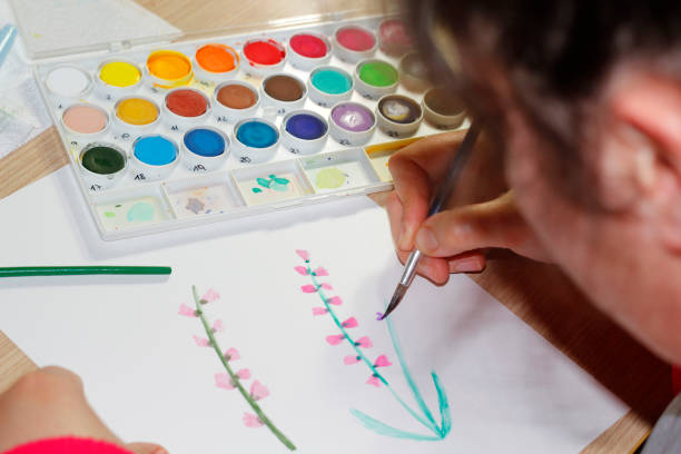 istock Painting with watercolor 660855910