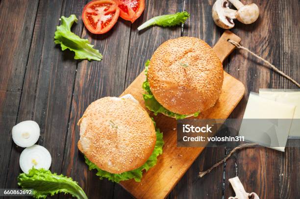 Dua Burger Daging Sapi Buatan Sendiri Dengan Telur Di Atas Meja Kayu Foto Stok Unduh Gambar Dua Burger Daging Sapi Buatan Sendiri Dengan Telur Di Atas Meja Kayu Foto Stok Unduh Gambar