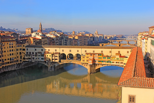 Ponte Vecchio sobre el río Arno y el corredor vasari en Florencia photo