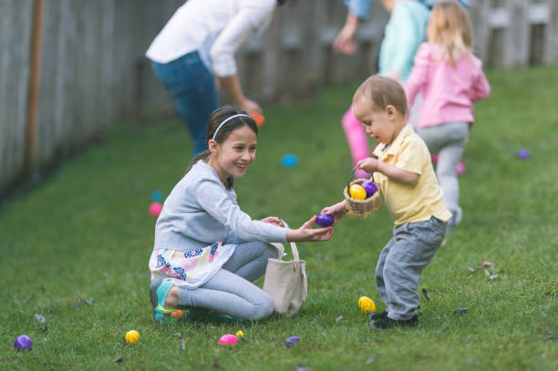 chasse aux œufs ! - craft eggs easter animal egg photos et images de collection