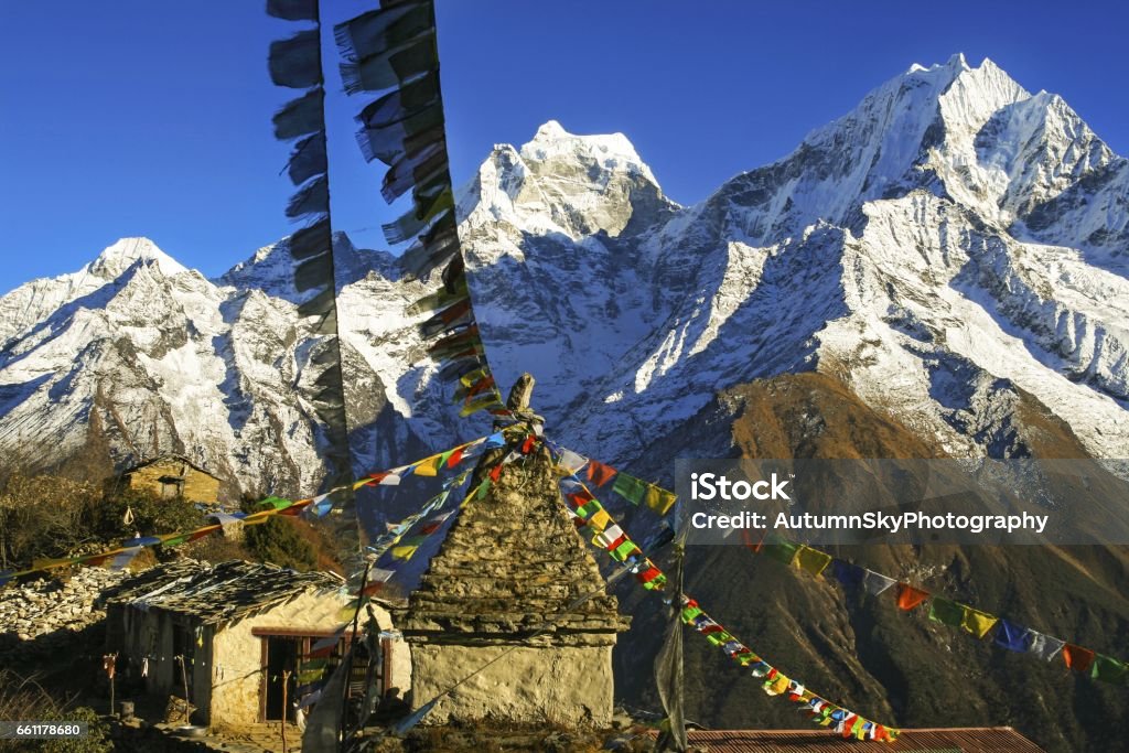 Yeti Lodge Népal Himalaya Mountain Range drapeaux de prières - Photo de Le Yeti libre de droits