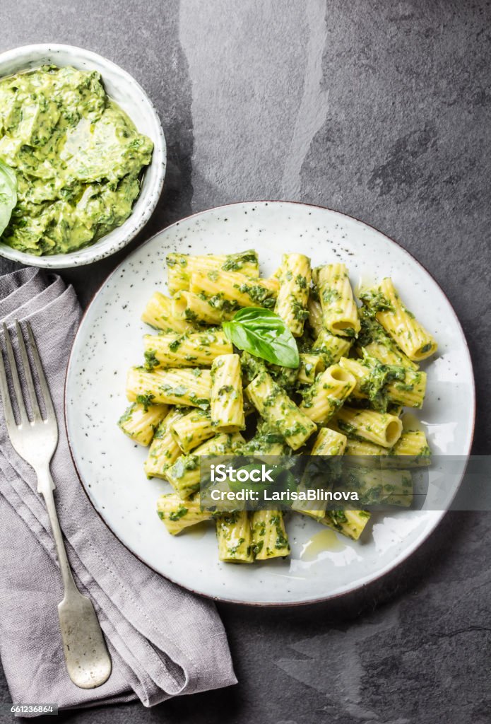 Vegetarische Pasta mit Avocado und Kräuter-sauce - Lizenzfrei Nudeln Stock-Foto