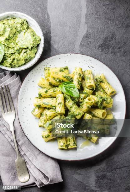 Vegetarische Pasta Mit Avocado Und Kräutersauce Stockfoto und mehr Bilder von Nudeln - Nudeln, Pesto, Avocado