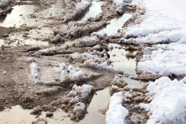 istock Snow with puddles on the road 661308394