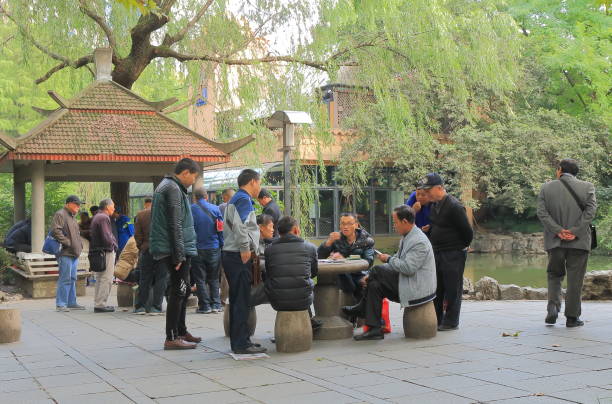 gioco da tavolo tradizionale cinese di people's park shanghai china - peoples park foto e immagini stock