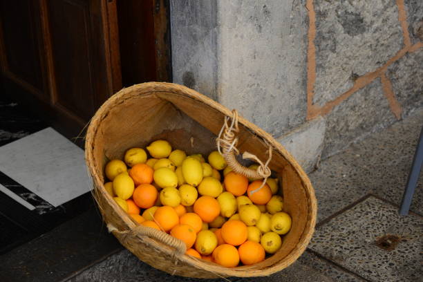 istock Weekly market in Spain - lemons + oranges 661312364