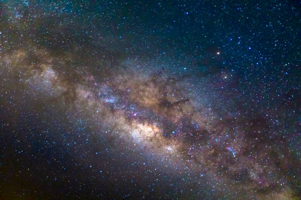 Cтоковое фото Галактика Млечного Пути со звездами и космической пылью во Вселенной, длинная экспозиция фотографии. с зерном
