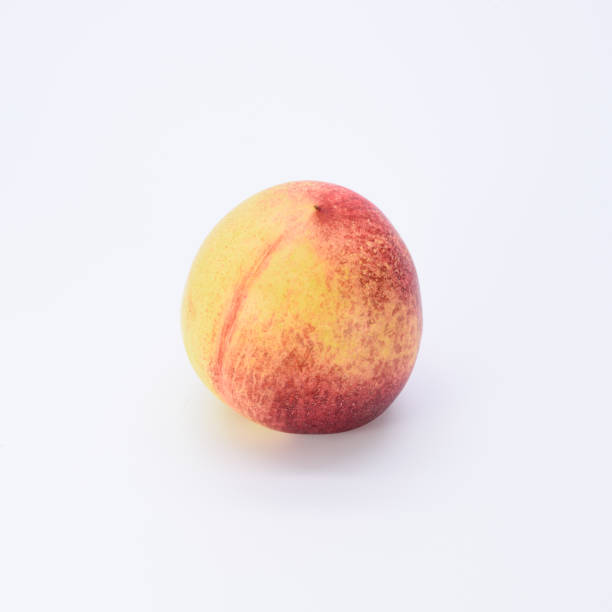 спелый весь белый персик изолирован на белом фоне. - nectarine white peach australia стоковые фото и изображения