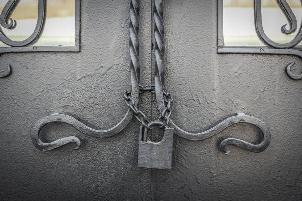istock Old lock on a chain on an iron door 661412622