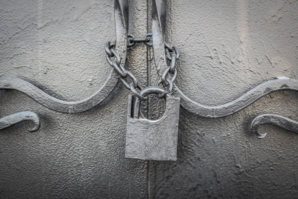 istock Old lock on a chain on an iron door 661412628