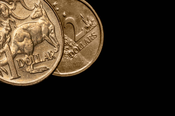 moedas australianas do dólar sobre o preto - australian coin - fotografias e filmes do acervo