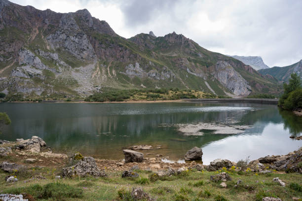 istock Views of Lago del Valle 661426256