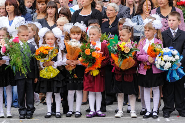 첫 번째 학년 학생, 교사 및 학부모 튜멘 - russian culture russia child people 뉴스 사진 이미지