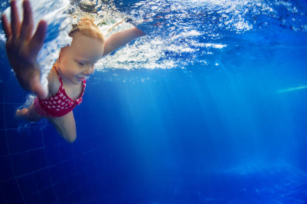 barn dykning under vattnet i poolen - baby swim under water bildbanksfoton och bilder