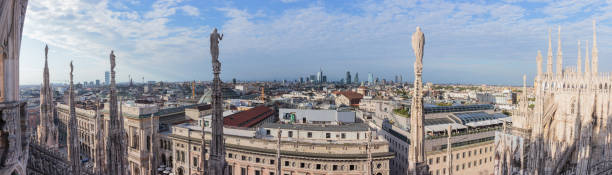 vista panoramica di milano dal tetto del duomo di milano - holidays and celebrations church wall italy foto e immagini stock