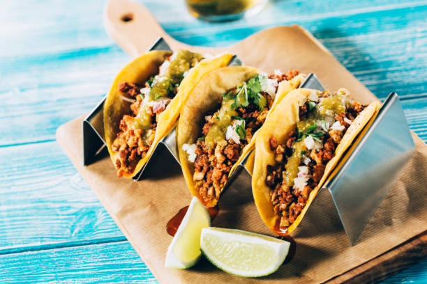 campechanas tacos mexicanos - food wood blue vibrant color fotografías e imágenes de stock