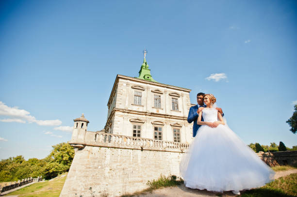 istock Tender wedding couple background old architecture of castle 661460312