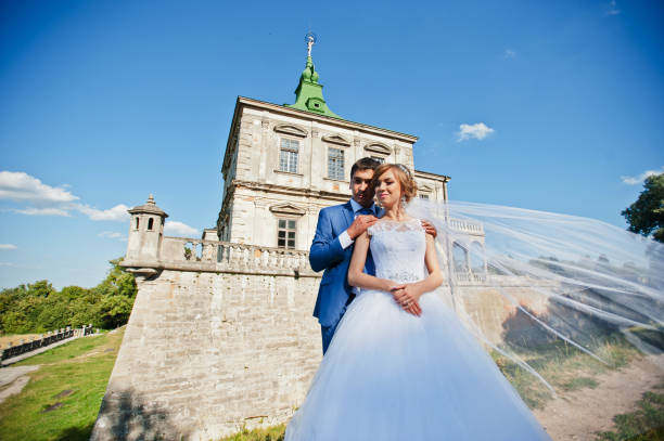 istock Tender wedding couple background old architecture of castle 661460356