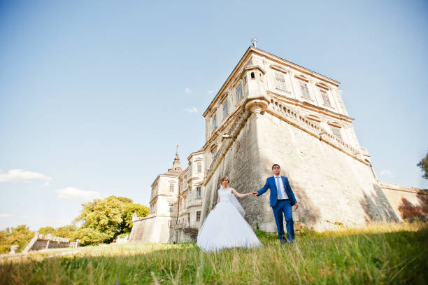 istock Tender wedding couple background old architecture of castle 661460390