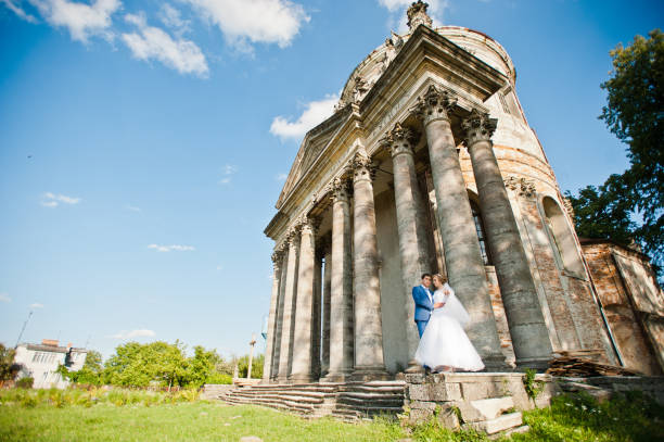 istock Tender wedding couple background old architecture of castle 661460758