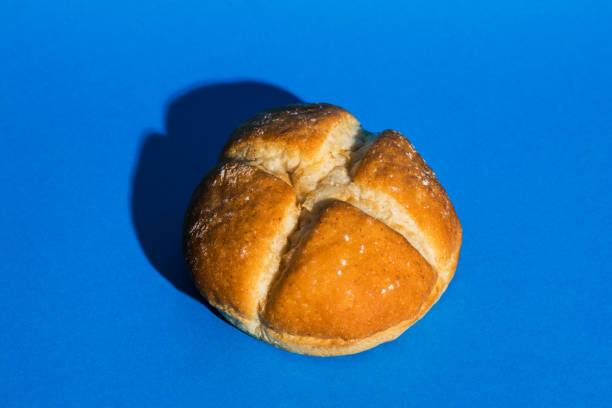 焼きたてのパン - hamburger bun bread isolated ストックフォトと画像