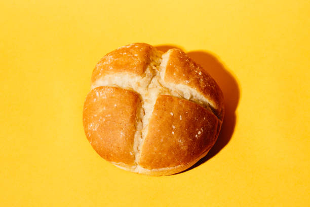 焼きたてのパン - hamburger bun bread isolated ストックフォトと画像