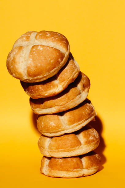 焼きたてのパン - hamburger bun bread isolated ストックフォトと画像