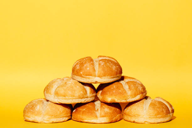 焼きたてのパン - hamburger bun bread isolated ストックフォトと画像